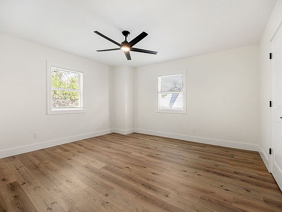 4th image of 227 E Commerce St