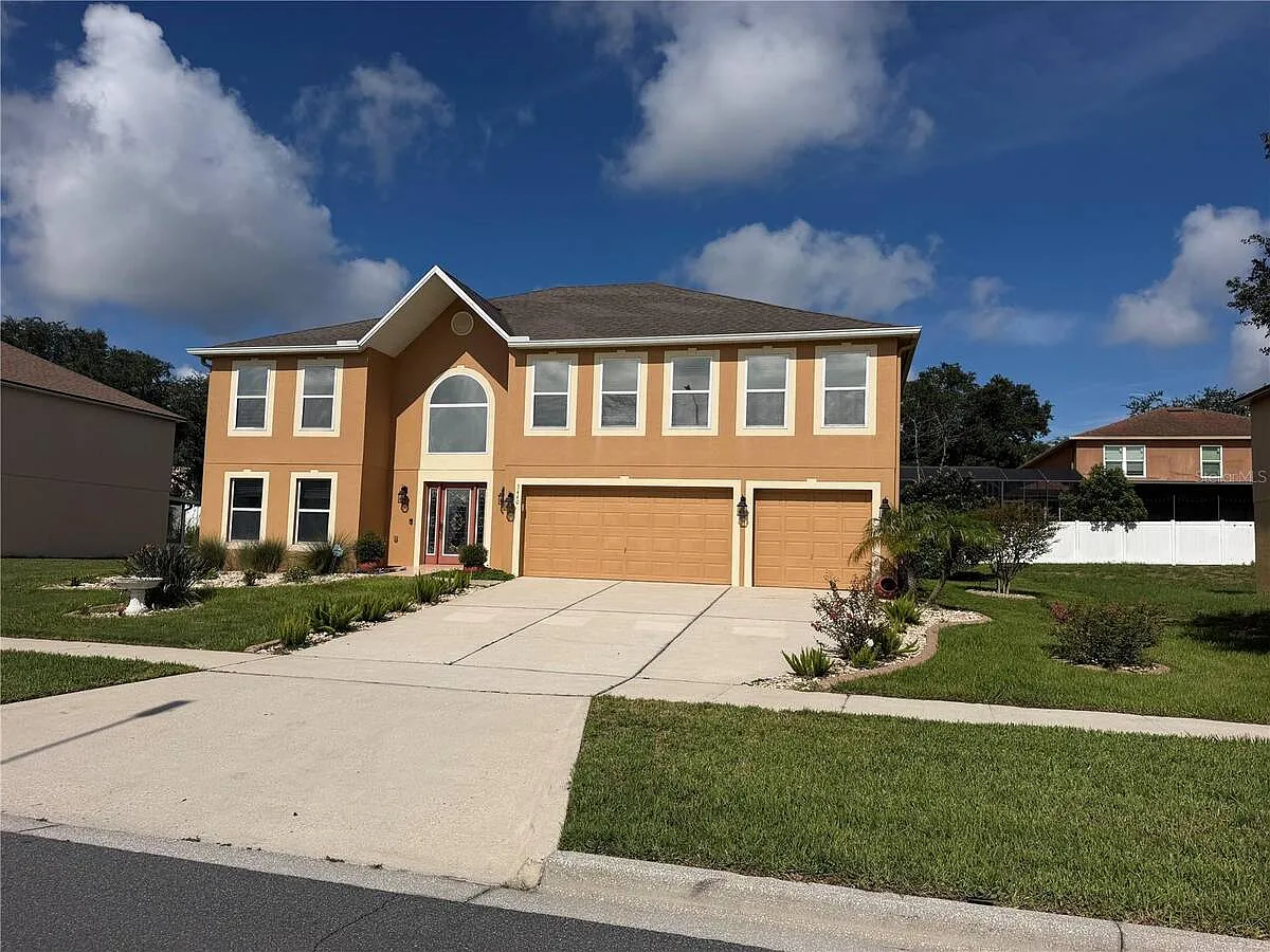 6 bed, 4.5 bath, 3952 sqft, $3,400 — Photo 1