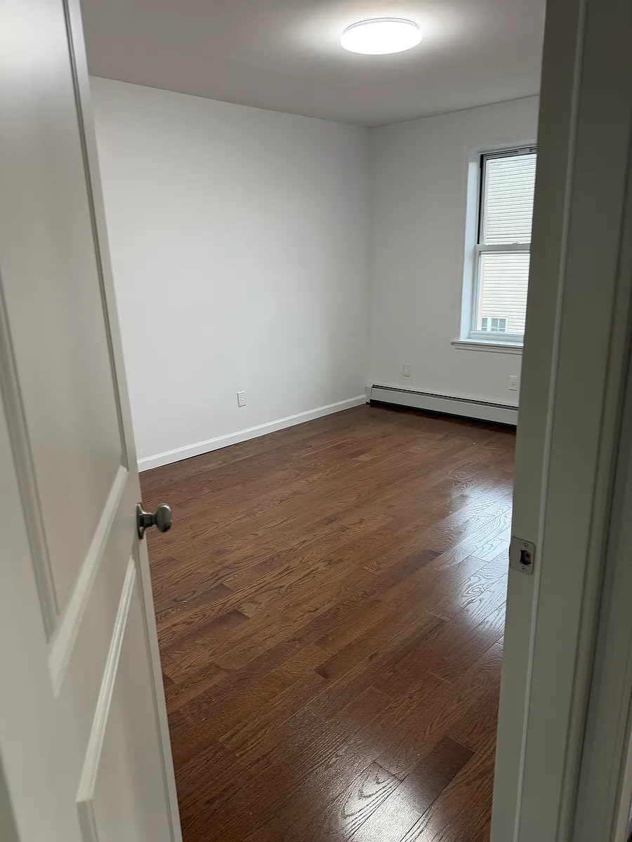 Building Photo - 1418 Bath Ave #2