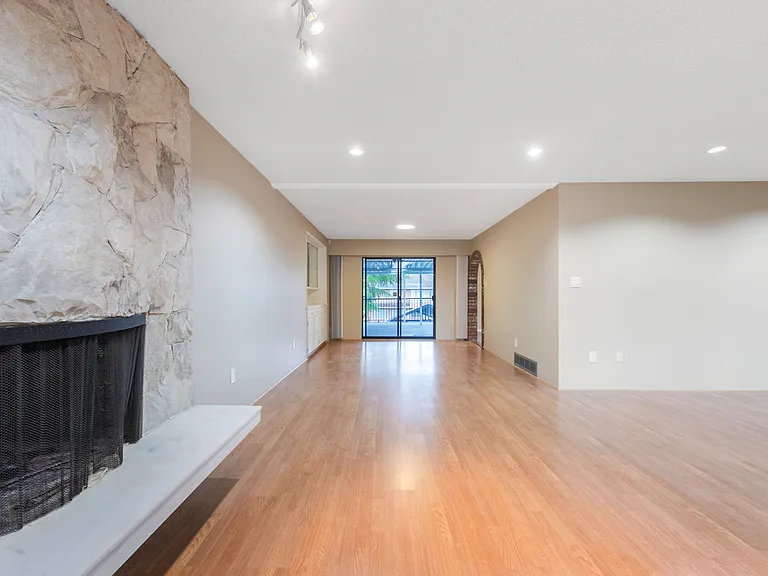 1420 Crestlawn Dr #D142 — Photo 3