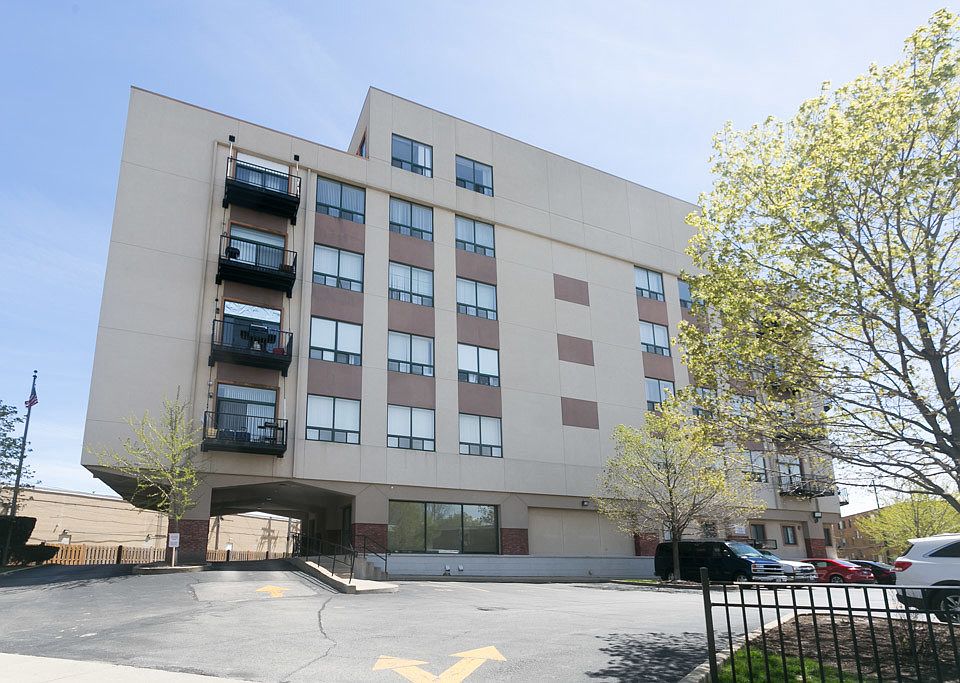 1st image of 2451 W Howard St APT 501