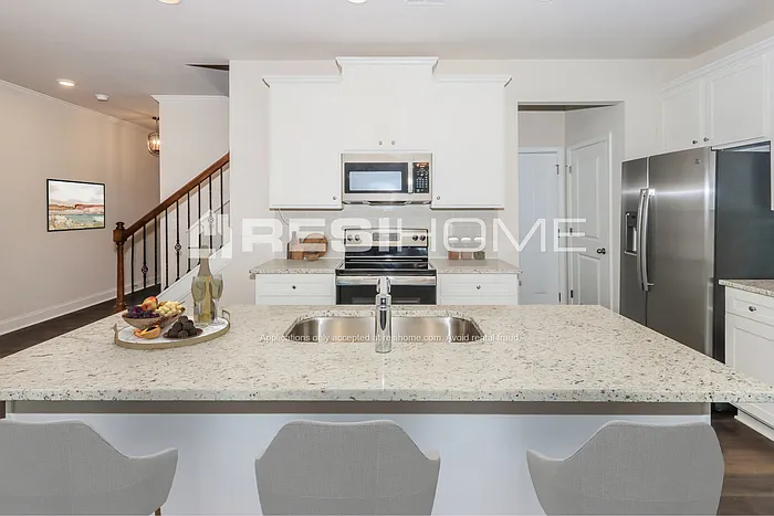 4 bed, 2.5 bath, 1833 sqft, $2,545 — Photo 3