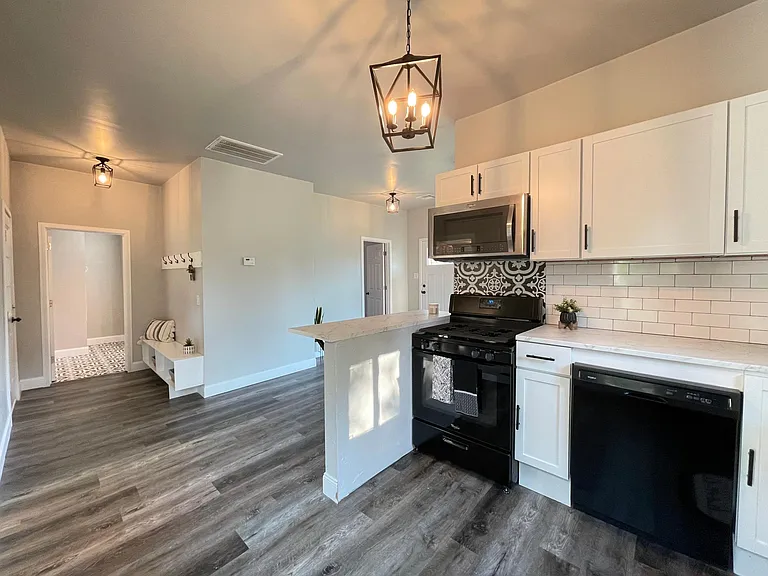 1317 E Broadway St — Photo 8