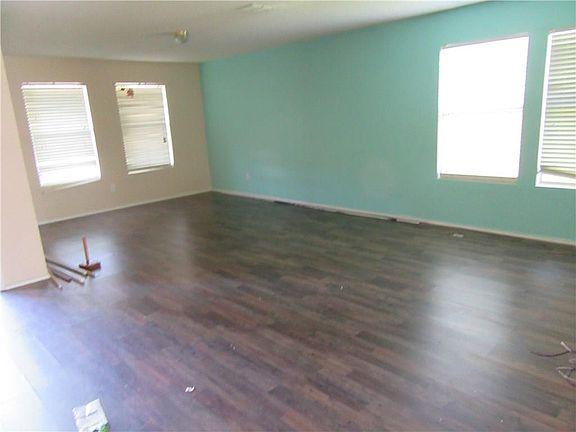 3rd image of 302 Idlewyld Dr