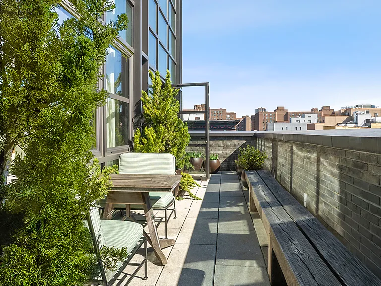 438 E 12th St #PHD — Photo 3
