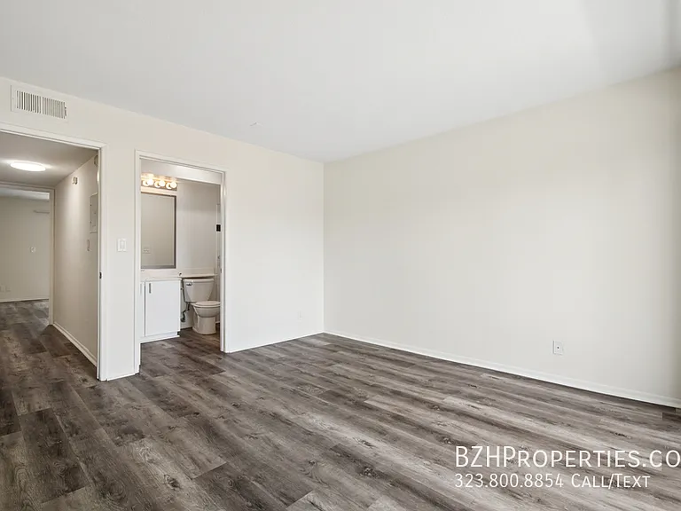 870 Crenshaw — Photo 15