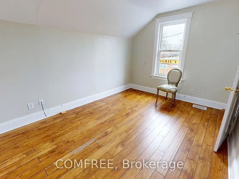 1405 King St E — Photo 15