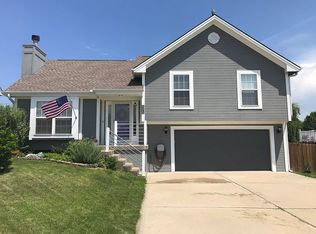 203 Essex Dr, Smithville, MO 64089