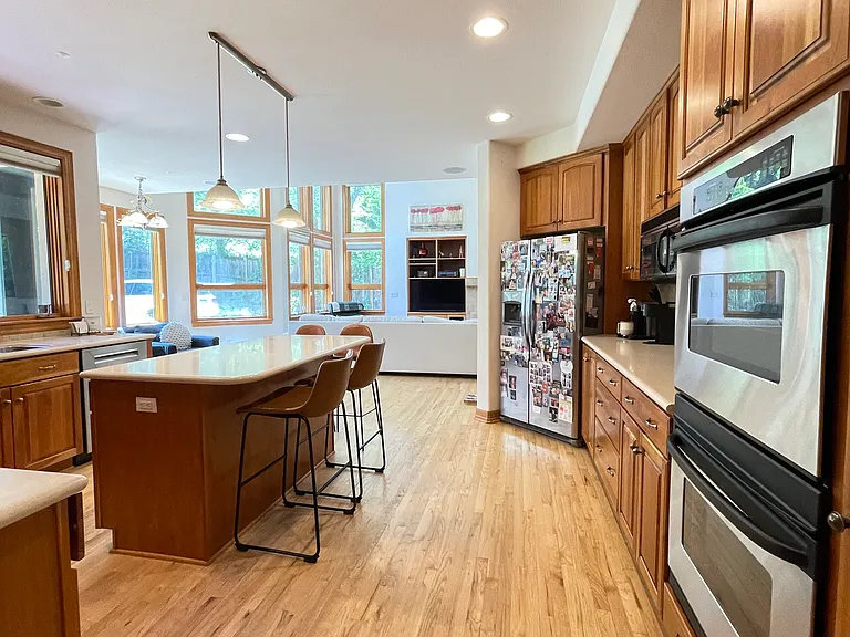 560 University Ave — Photo 36