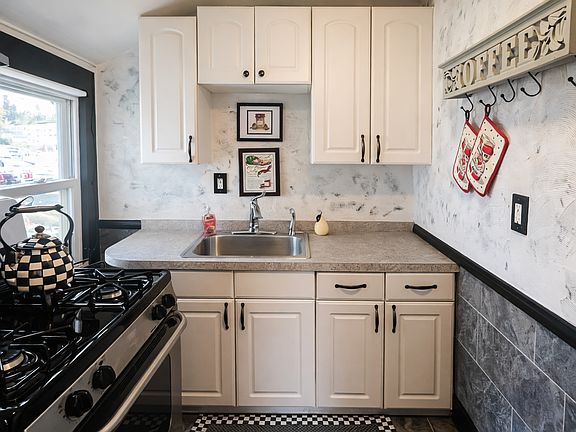 Kitchenette - Please note that the kitchen is SMALL