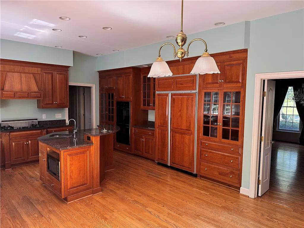 5 bed, 5.5 bath, 5746 sqft, $6,000 — Photo 2