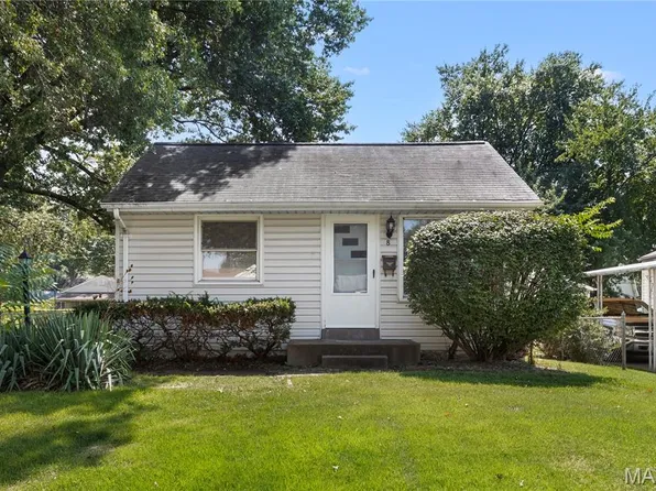 8 Wescott Dr, Florissant, MO 63031