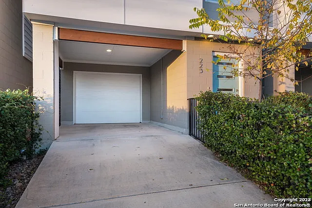 223 W Laurel — Photo 3