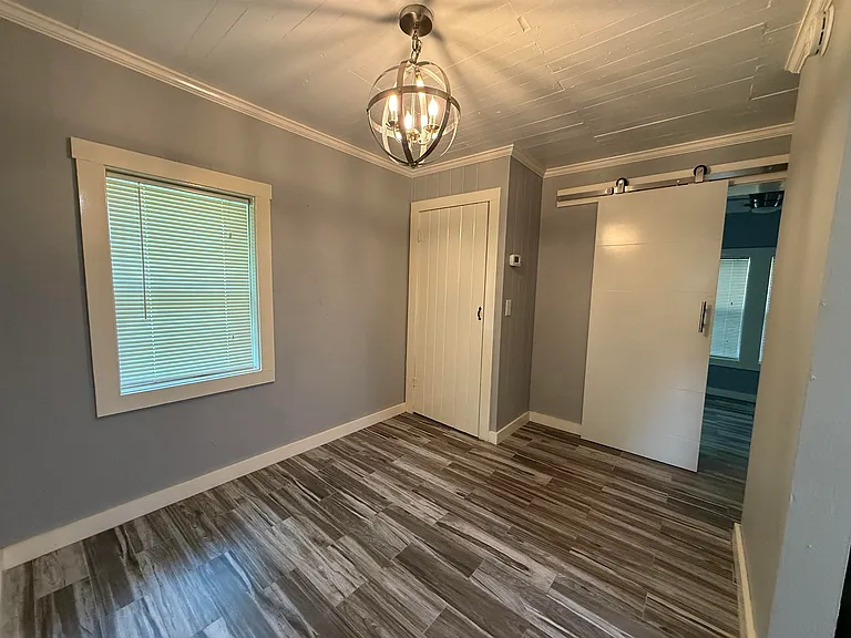 1316 Aintree Ln — Photo 2