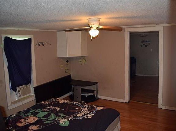 4th image of 1109 Davis St
