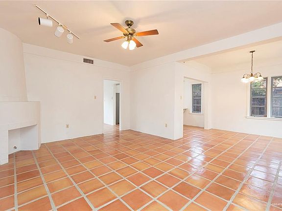 4th image of 813 W Ivy Ave