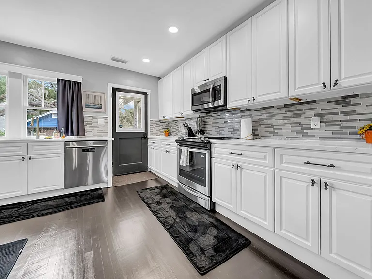 Kitchen with large windows and direct access to the backyard