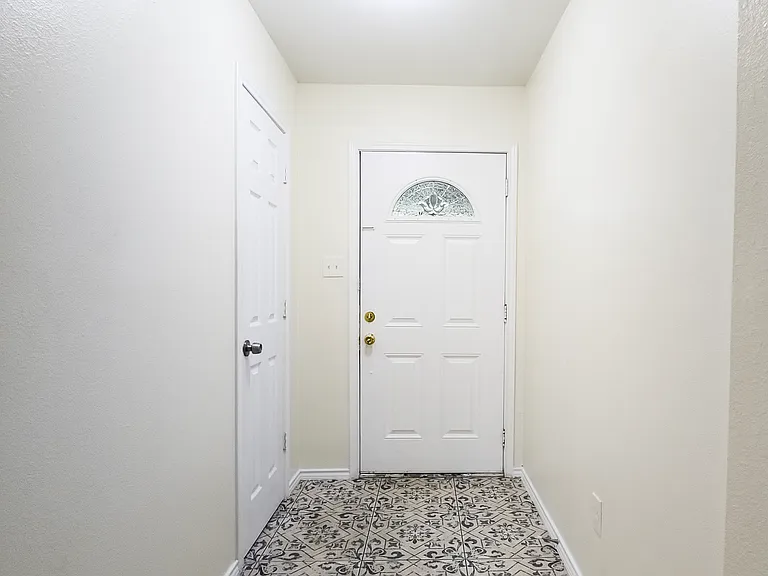 7618 Thistle Ln — Photo 2