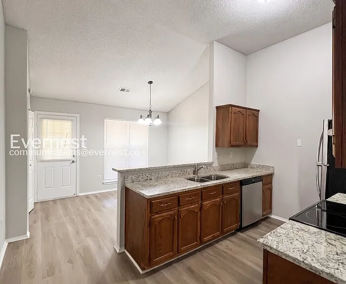 1208 W East Ross Pkwy — Photo 4