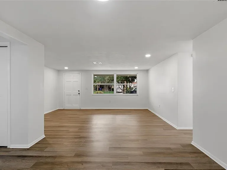 5165 Greenwood St — Photo 8
