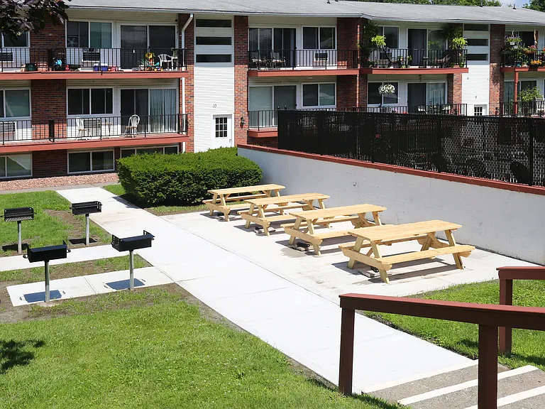 Windsor Court Apartments — Photo 11