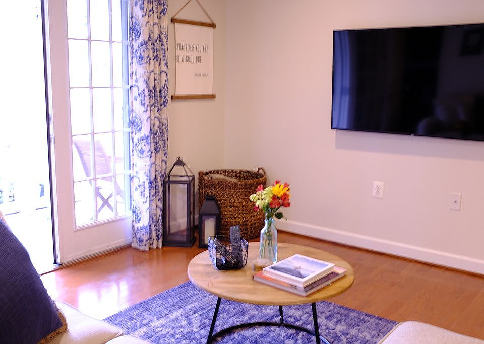 Main Area w/ TV