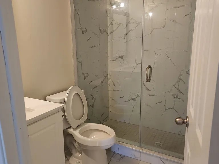 558 Spadina Cres #1 — Photo 8