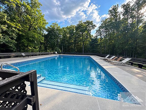 3rd image of 123 Pool Dr