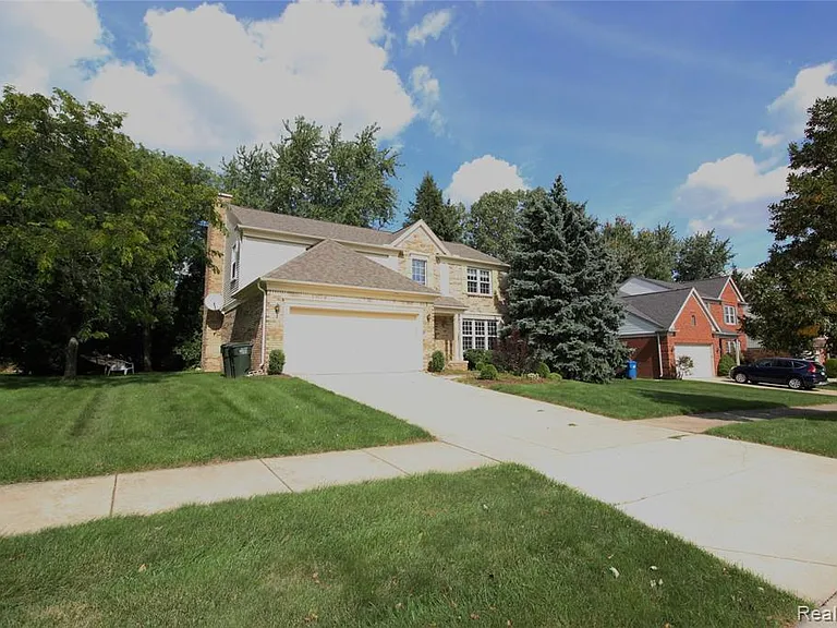 193 Saxon Ct — Photo 2