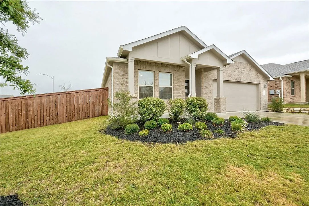 4 bed, 2.0 bath, 1926 sqft, $2,100 — Photo 2