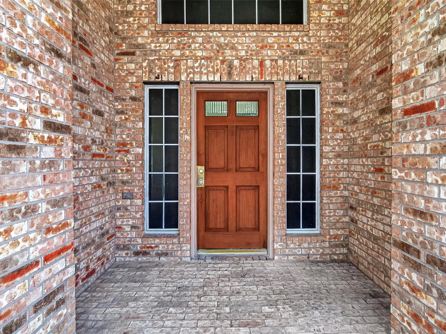 6 bed, 3.5 bath, 3861 sqft, $3,000 — Photo 2