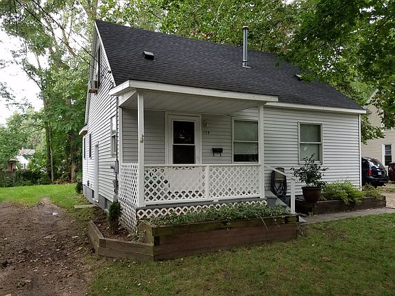 2nd image of 109 Meerse St SE