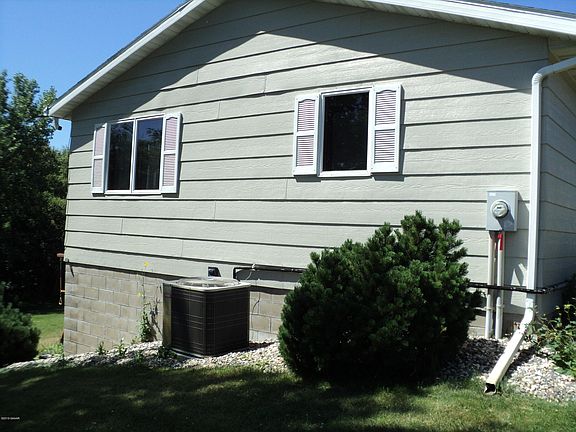 3rd image of 1006 Skyline Dr NE