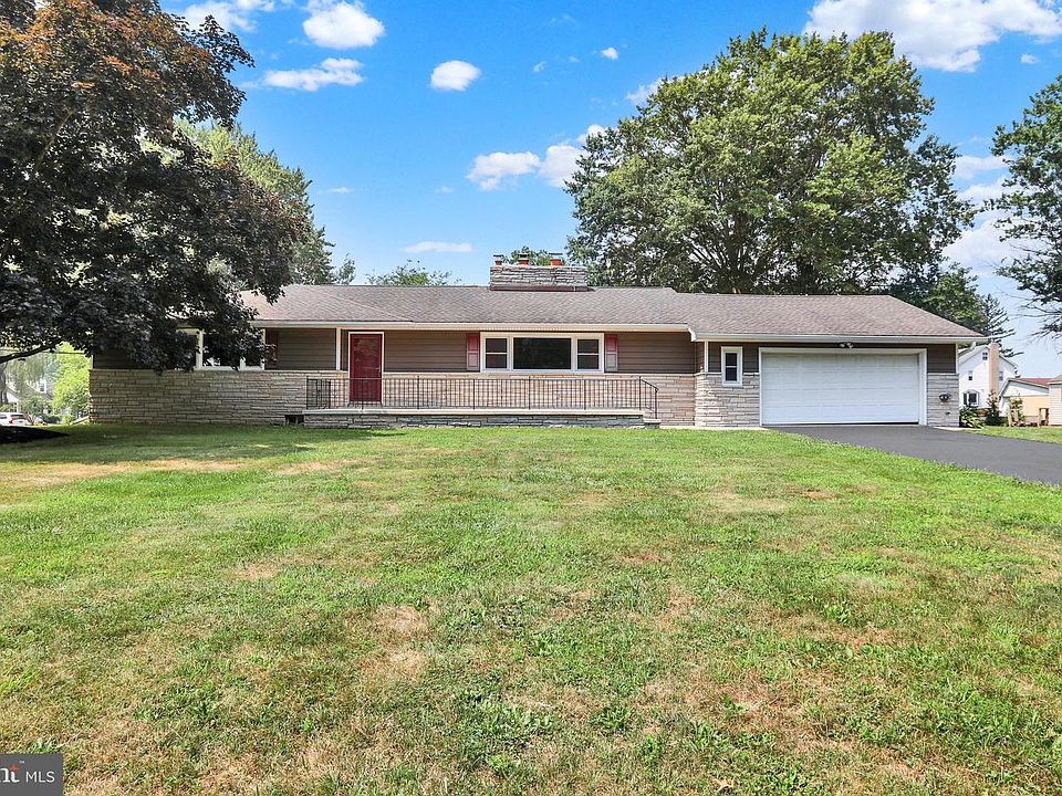 1st image of 3 Woodcliffe Dr