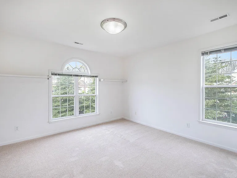2925 N Knightsbridge Cir — Photo 24