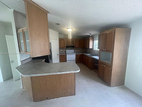 4th image of 220 NE 12th Ave Lot 84