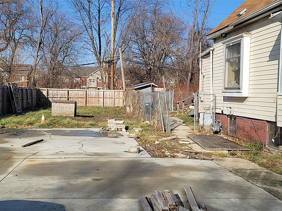 2nd image of 987 E Philadelphia St