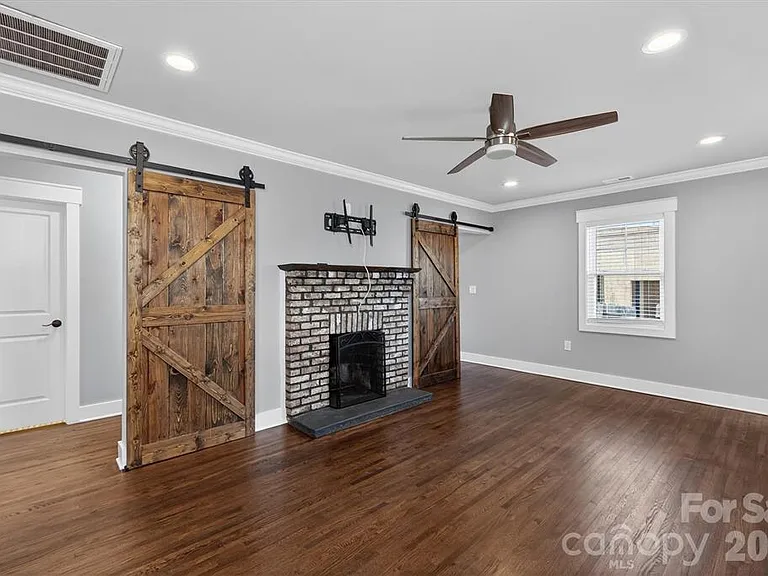 307 E Peterson Dr — Photo 27