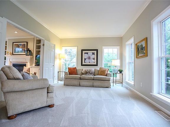 5th image of 27 Crest Wood Cir
