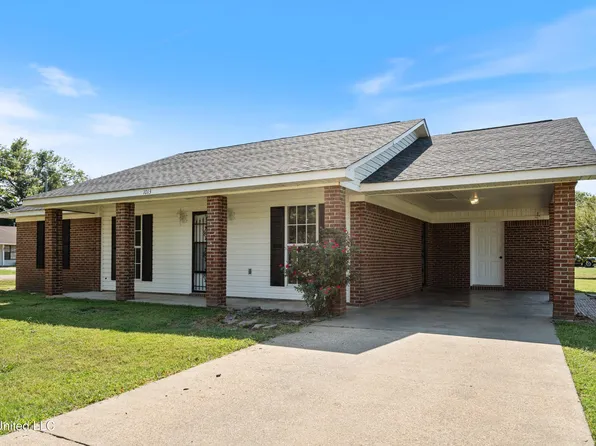 1013 Cedar Ridge Cv, Tunica, MS 38676