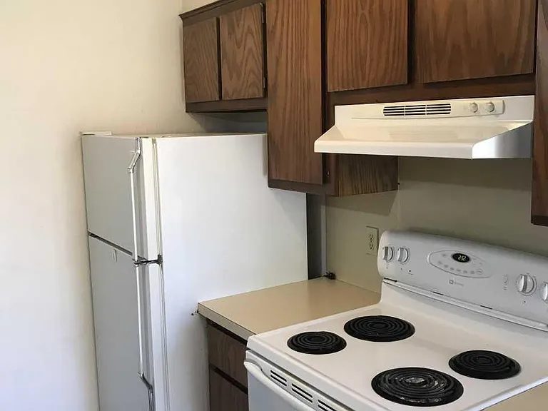 1104 E Edwards St — Photo 2