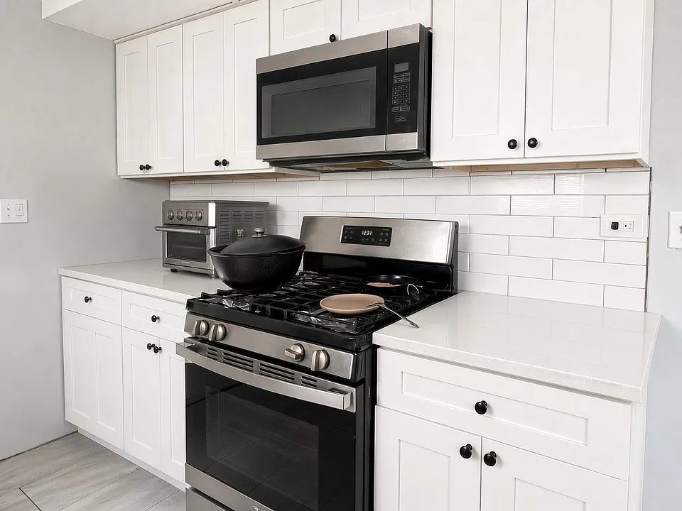 3340 W Bryn Mawr Ave #2R