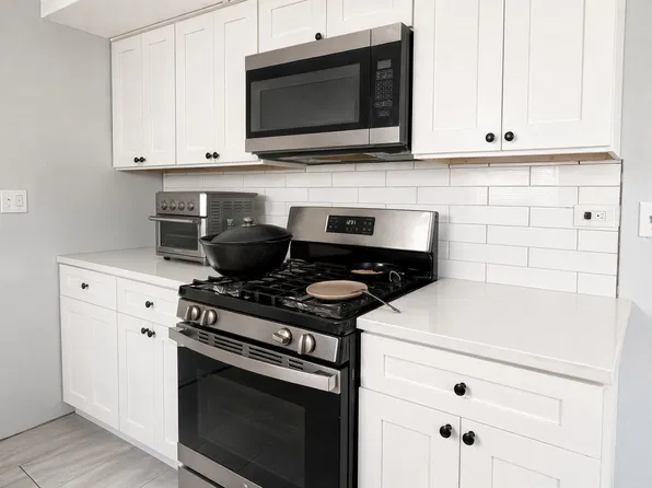 3340 W Bryn Mawr Ave #2R, Chicago, IL 60659