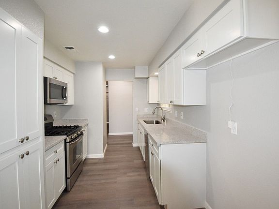 3rd image of 7528 Blackthorne Way