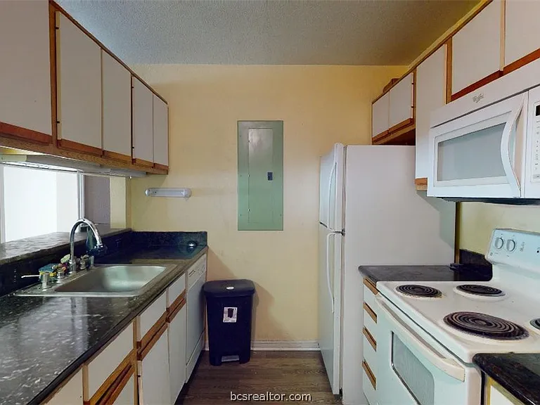 523 Sw Pkwy #204 — Photo 6