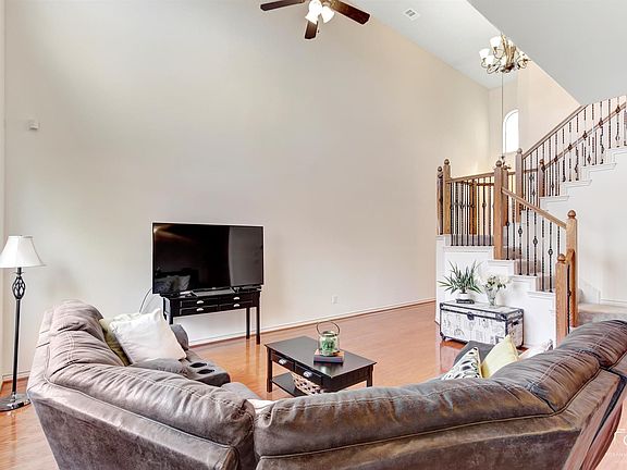 5th image of 313 Metropolitan Dr