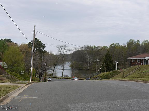 2nd image of 3010 Village Ln