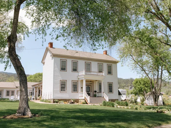 883 Old Stage Rd, Central Pt, OR 97502