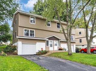 225 McDivitt Ln UNIT B, Mukwonago, WI 53149