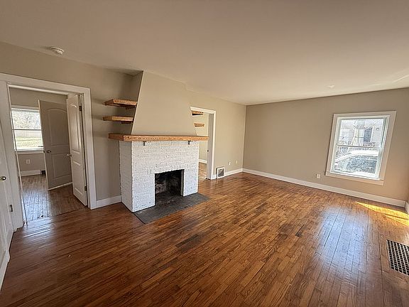 3rd image of 1909 W Holmes Rd